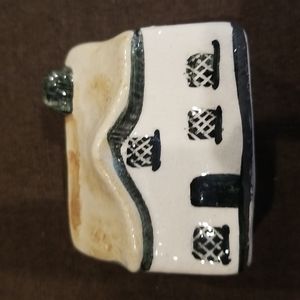 English Pottery miniature cottage